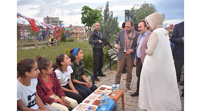 Polis Başmüfettişi, sanatıyla inceliğiyle gençlerin kalbini keşfediyor
