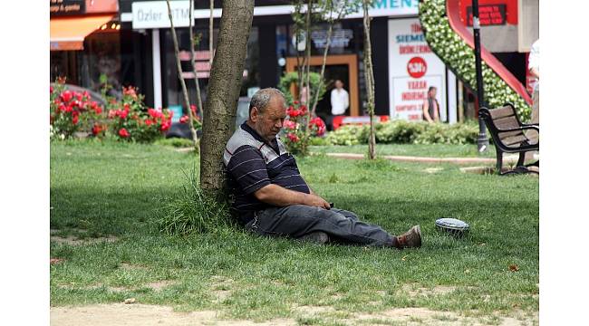 Ramazan'ın ilk gününde vatandaşlar gölgelik alanlara akın etti