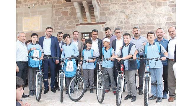 Sabah namazına katılan öğrenciler ödüllendirildi