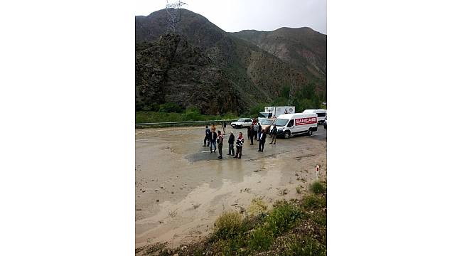 Sel Tortum-Artvin karayolunu trafiğe kapattı