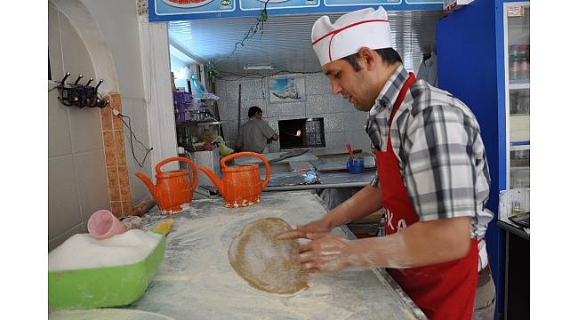 Simav&#39;ın asırlık tahinli pidesine ilgi