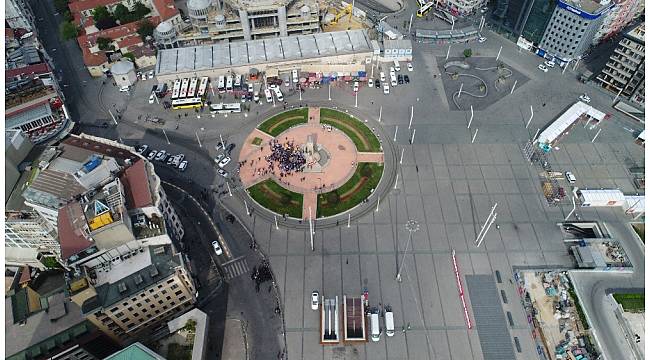 Taksim Meydana sendikaların çelenk bırakması havadan görüntülendi