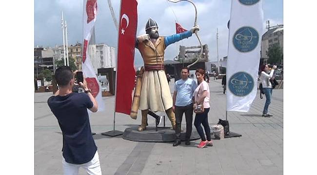 Taksim Meydanı'nda Okçu Heykelleri