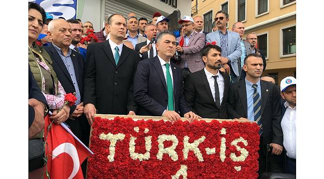 TÜRK-İŞ sendikası Taksim&#39;deki Cumhuriyet Anıtı&#39;na çelenk bıraktı