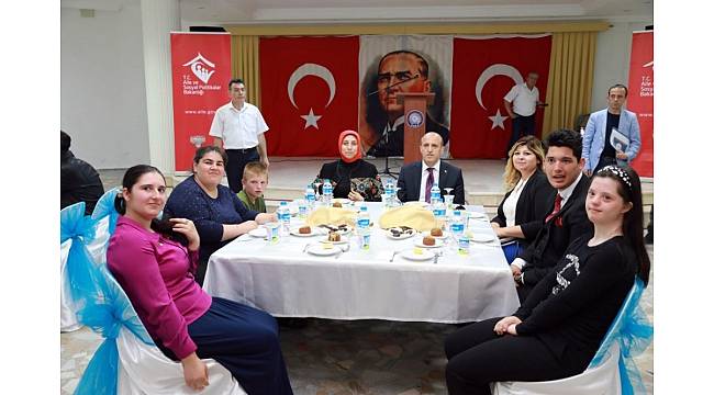 Vali Çiftçi, engellilerle iftar yaptı