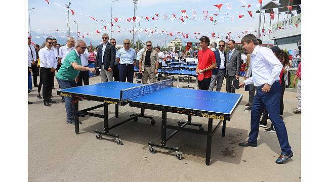 Vali Karaloğlu ve Başkan Türel karşılıklı tenis oynadı