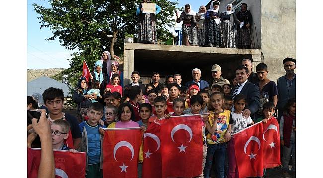 Vali zılgıtlarla karşılandı
