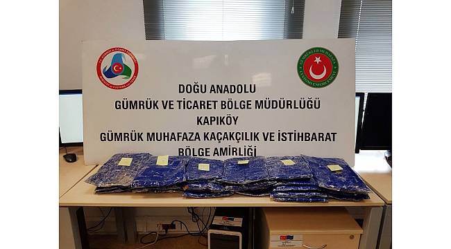 Vücutlarına sardıkları eroinle Türkiye'ye girmek isterken yakalandılar
