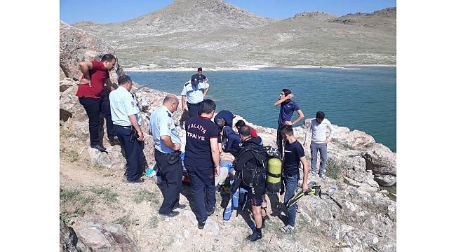 17 yaşındaki çocuk serinlemek için girdiği gölette boğuldu