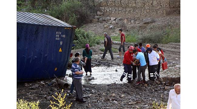 20 metrelik viyadükten düşen tırın sürücüsü yaralandı