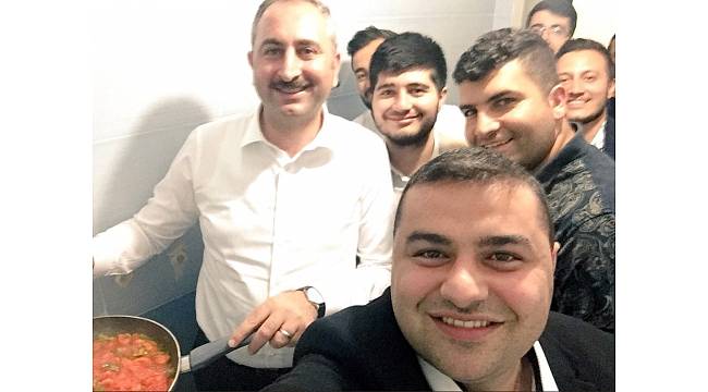 Adalet Bakanı Gül, sahurda öğrencilere menemen yaptı