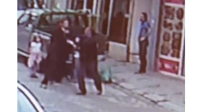 Alkollü şahıs eşinin yanında başörtülü kadına saldırdı