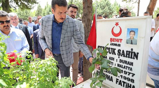  Bakan Tüfenkci şehitliği ziyaret etti