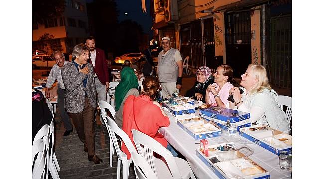 Beyoğlu'nda sokaklar iftar sofraları ile rengarenk