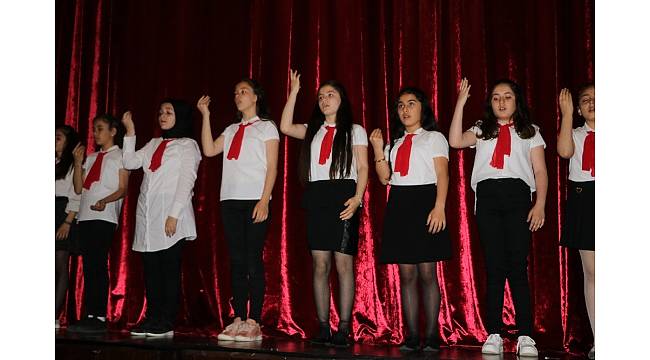 Çocuklar İstiklal Marşını işaret diliyle okudu