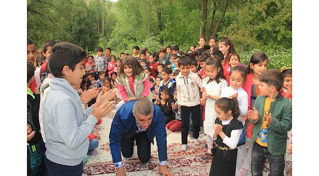 Çocukları sırtında taşıyan türkücü Aydın Aydın ezilme tehlikesi geçirdi