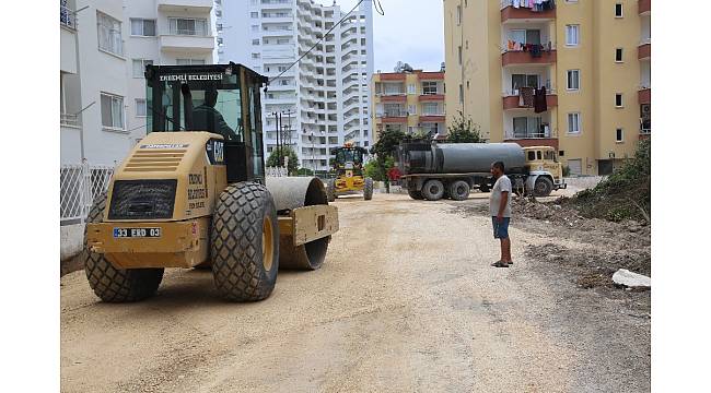 Erdemli'de asfalt çalışmaları devam ediyor