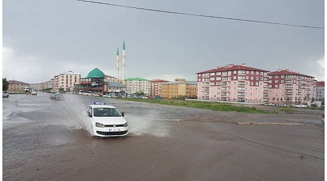 Erzurum'da etkili olan yağmur araç ve yaya trafiğini olumsuz etkiledi