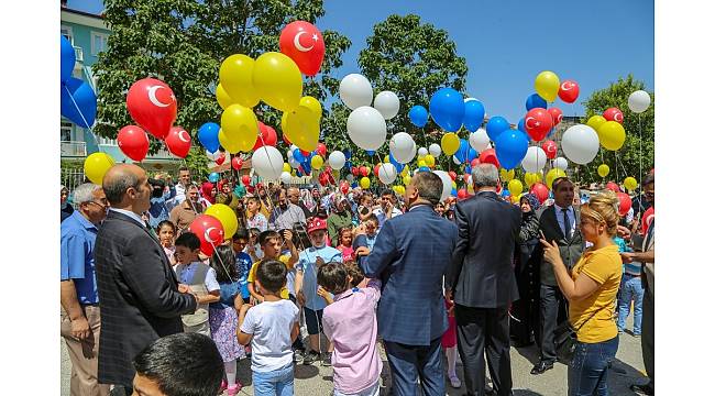 Gürkan, öğrencilerin karne heyecanına ortak oldu