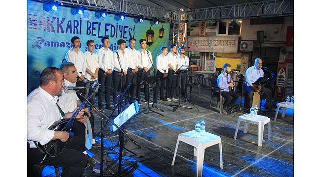 Hakkari ilahi grubu şenliklere renk kattı