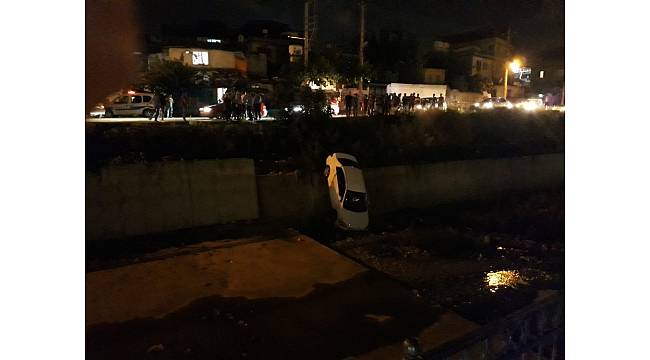 Hatay'da otomobil kanala uçtu