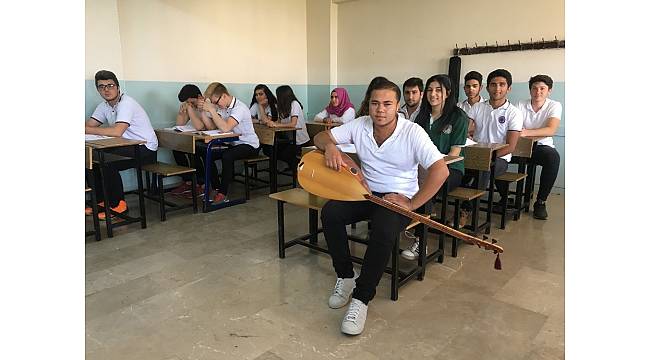 Hem okula gidiyor hem de geceleri pamuk şeker satıp ailesine bakıyor