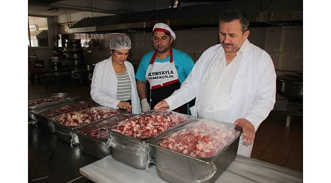Her gün 2 bin 500 kişilik iftar yemeği hazırlıyorlar