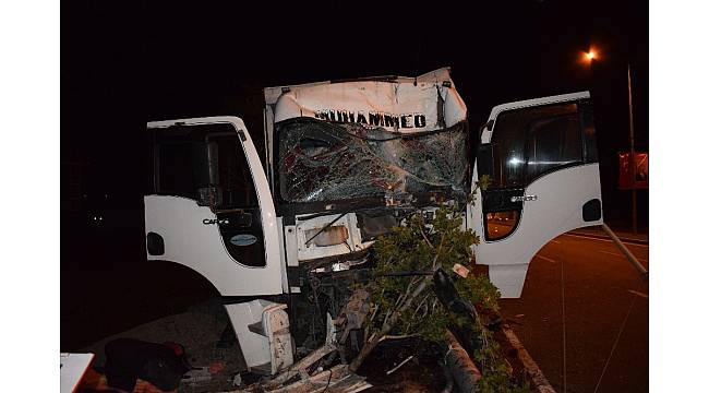 Kamyon trambüs direğine çarptı: 2 yaralı