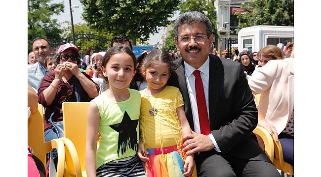 Küçükçekmeceli minikler ilk karne heyecanı yaşadı