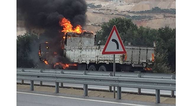 Seyir halindeki kamyon bilinmeyen bir nedenle alev aldı