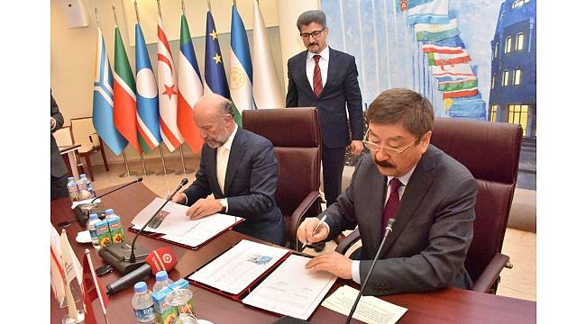 TÜRKSOY'dan Dr. Suat Günsel'e madalya