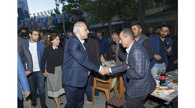 Vali Murat Zorluoğlu, iftarını Muradiye'de vatandaşla açtı