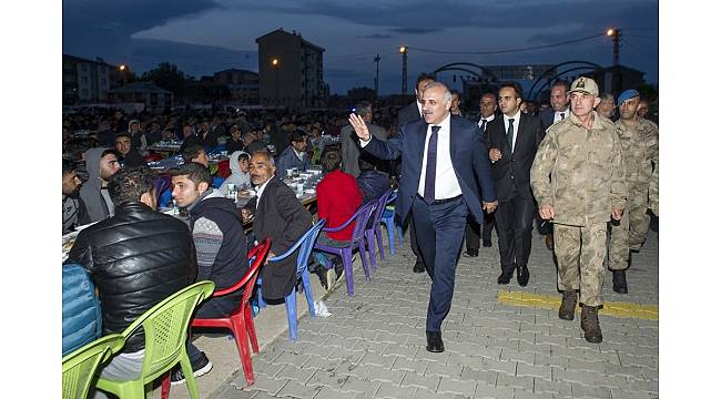 Vali Zorluoğlu, 5 bin Çaldıranlı vatandaş ile kardeşlik sofrasında iftar açtı