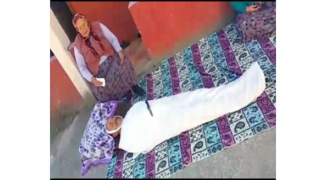 Yaşlı annesine kefen giyip ölü şakası yaptı, gerçek sanan anne feryat etti