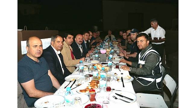 Yöneticiler, polislerle sahur yaptılar