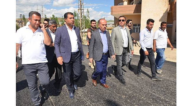 Yüksekova'da yol asfaltlama çalışması