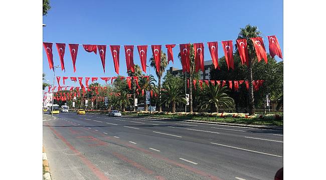 15 Temmuz&#39;un yıl dönümünde Vatan Caddesi Türk bayraklarıyla donatıldı