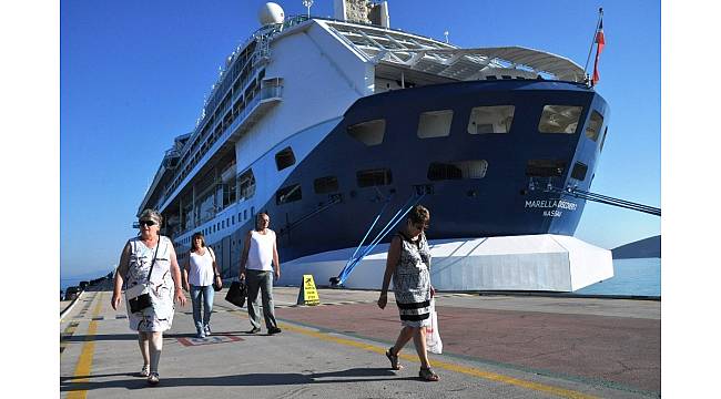 2018 sezonunun en büyük gemisi Kuşadası'na yanaştı