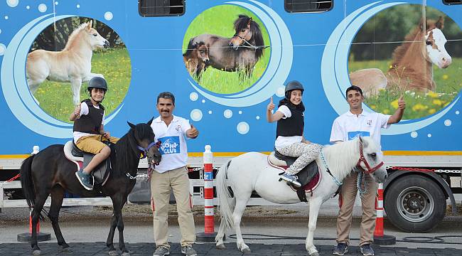 Çocuklar pony atlarıyla eğlendi