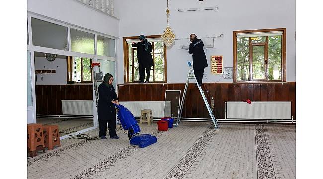 Meram'da camiler ve yaşlıların evleri temizleniyor