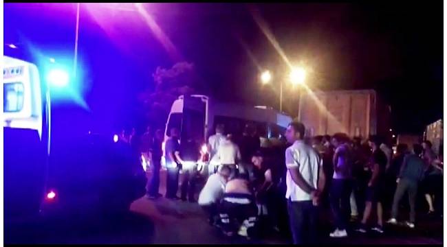 Minibüs kamyona arkadan çaptı: 2'si ağır 5 yaralı