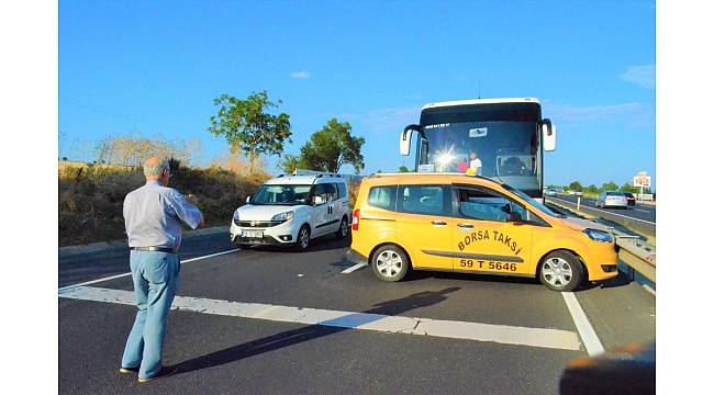 Tekirdağ'da yolcu otobüsü taksi ile çarpıştı, trafik durma noktasına geldi