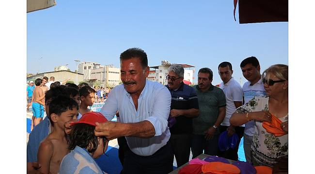 Toroslar'da yüzme kurslarının startını Başkan Tuna verdi