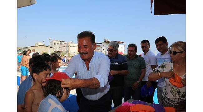 Toroslar&#39;da yüzme kurslarının startını Başkan Tuna verdi