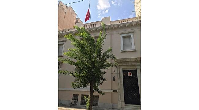 Yunanistan yas ilan etti, Türkiye'nin Atina Büyükelçiliğinde bayrak yarıya indirildi