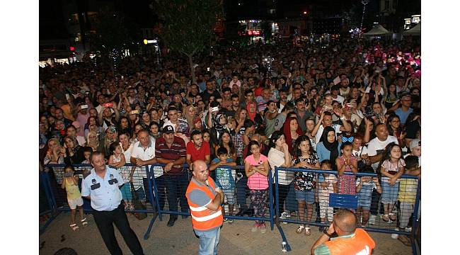 Devrek'te düzenlenen Uğur Işılak Konseri büyük ilgi gördü