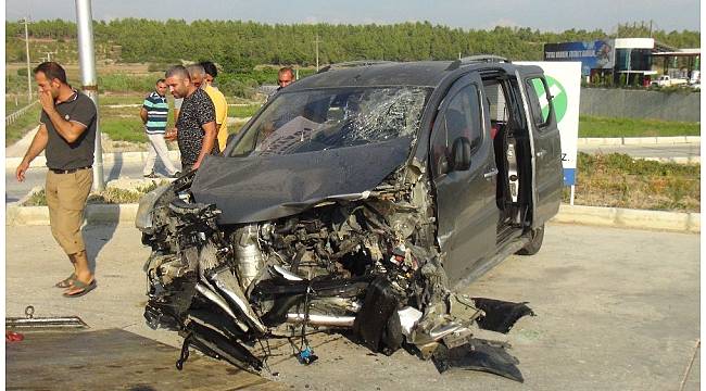 Antalya&#39;da otomobiller çarpıştı: 3 yaralı