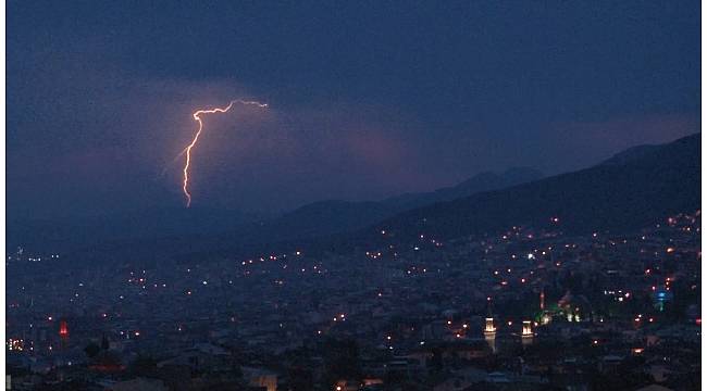 Bursa&#39;da gökyüzünü şimşekler aydınlattı