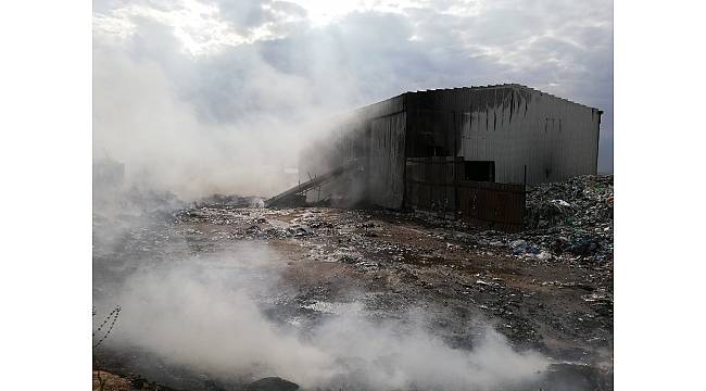 Karaman&#39;da katı atık ayrıştırma tesisindeki çöpler yandı
