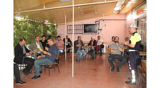 Polis çay ocaklarında trafik kurallarını hatırlattı